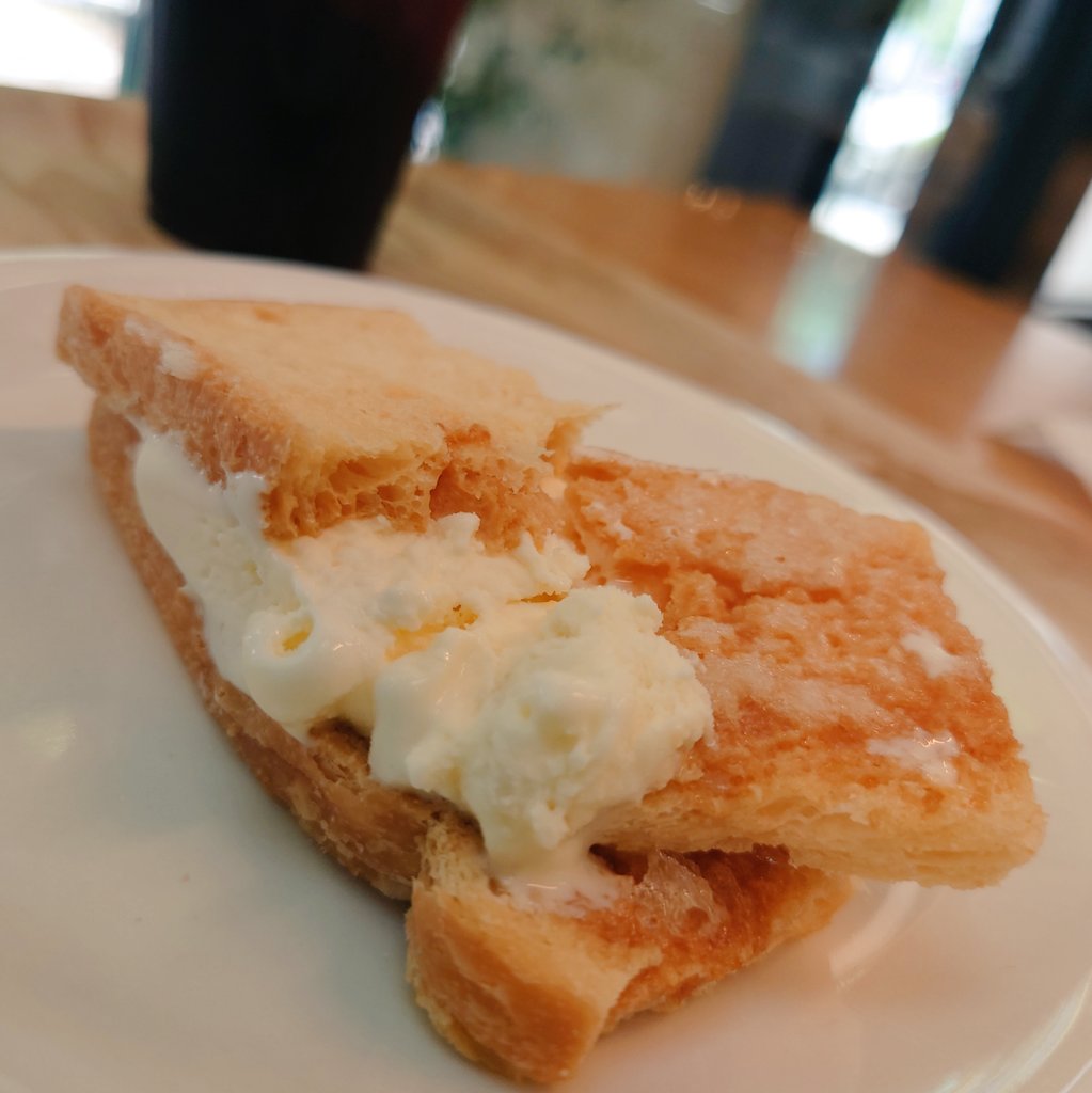 セ・トレボン周年祭限定！
「ラスクサンドアイス」

サックサクのラスクになめらかバニラアイスがベストマッチ♥
暑い日に嬉しいスイーツアイスです😆✨

平尾店、勅使道店のみ、数量限定です！お早めに！！