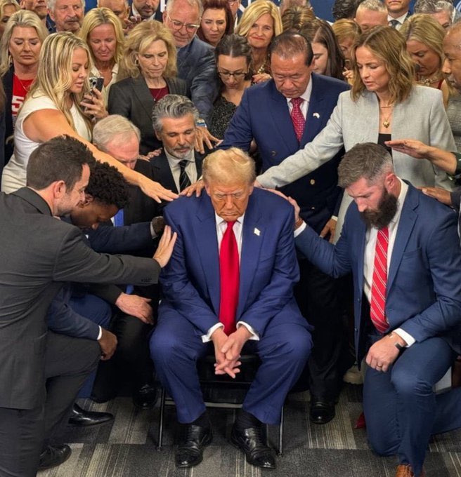 Se você está orando pela saúde e segurança do presidente Trump, responda com AMÉM!!!

Amém 🙏🏻