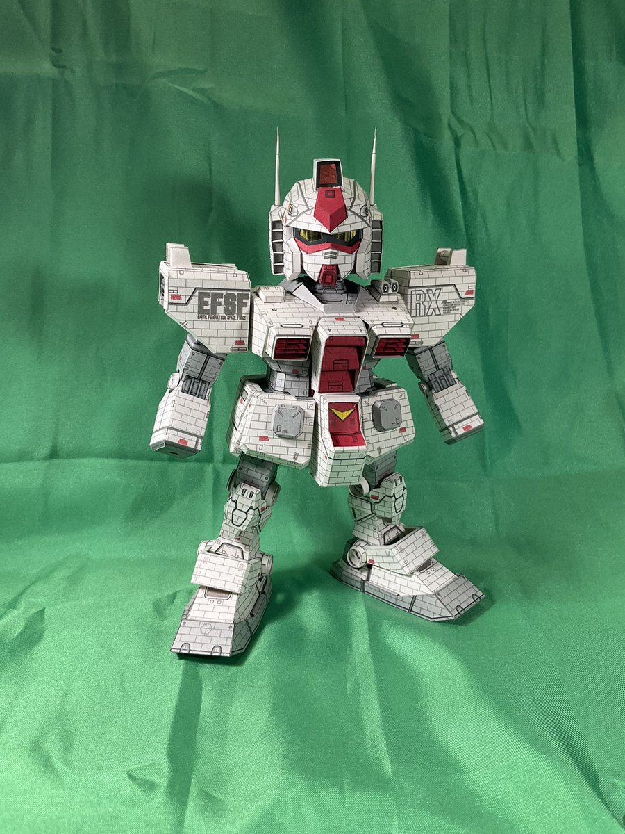 #三連休はフォロワーが増えるらしい

#ガンパク20 に向けて製作中の
#ペーパークラフト
#ガンペパ
#SDガンダム 後頭部の形状を改修して、糊代段差のパーティングライン目立たなくしました。
頭が乗ったら、何のモデルかはっきりしてしまいましね、さて、なにモデルでしょうか？