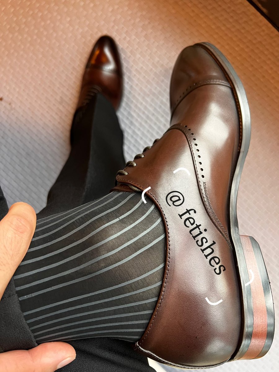 骚狗过来舔你爹的皮鞋👞丝袜臭脚