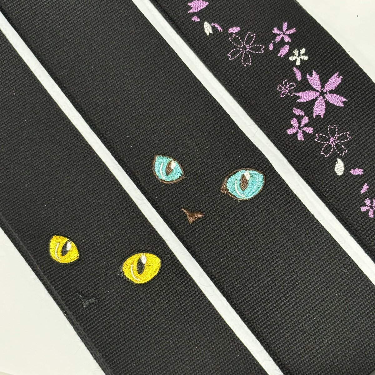 shima_toyokawa's tweet image. \ストラップ入荷情報🐾/
豊川店に新しいストラップが入荷しました!!
ギターやベースにあわせて、お気に入りのストラップ集めましょう🎸
#イオンモール豊川 #三河楽器店 #豊川市の楽器店 #ストラップ #刺繍デザイン #ねこ #紫桜 #Grandeuomo
