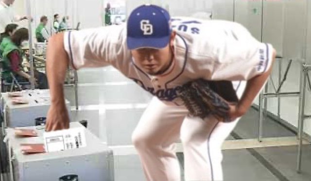 選挙で投票する鈴木博志