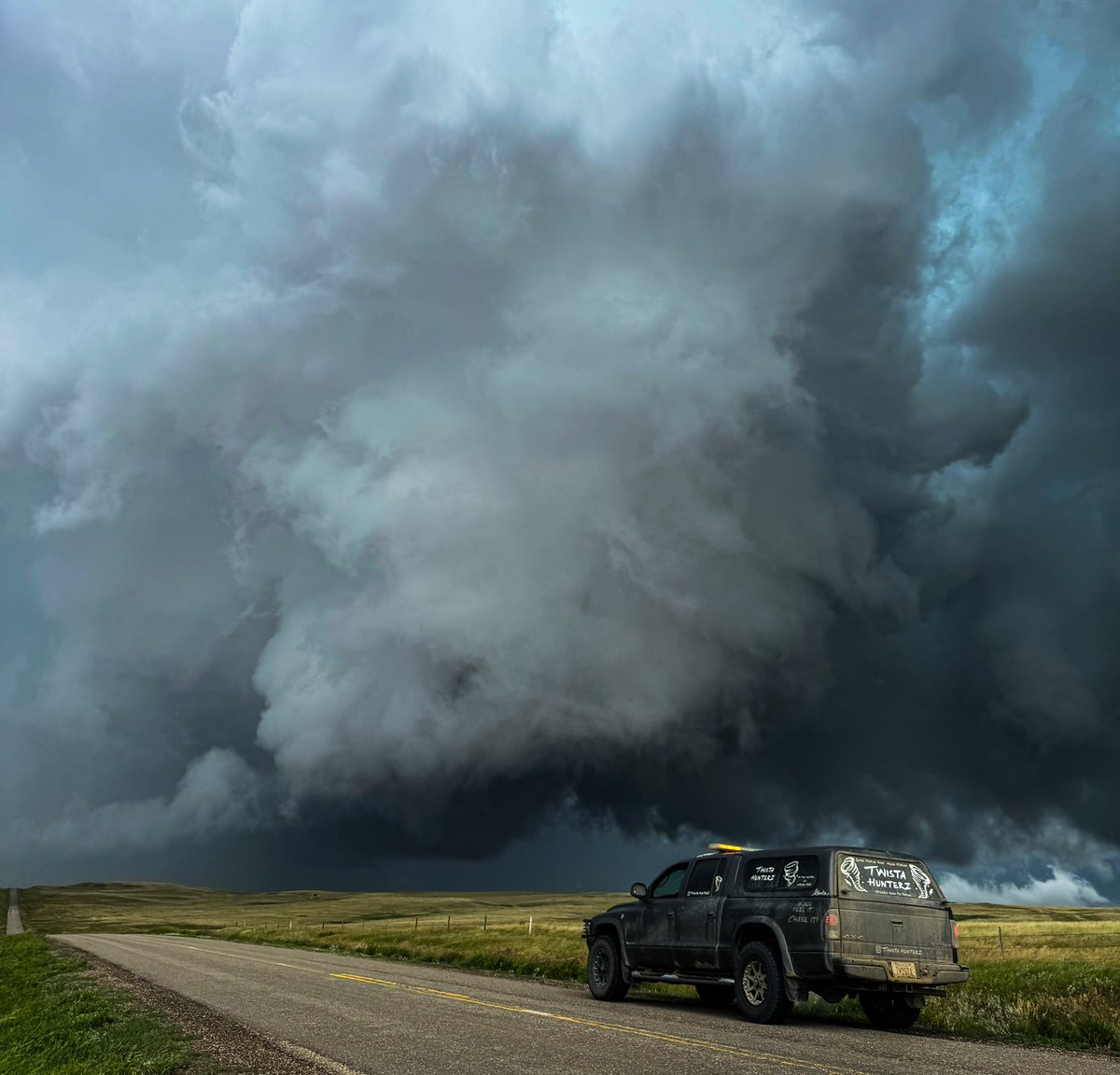 TwistaHunterz's tweet image. 👌🏻 this close to a 🌪️
Near Broncho, SK
4:37pm
#skstorm