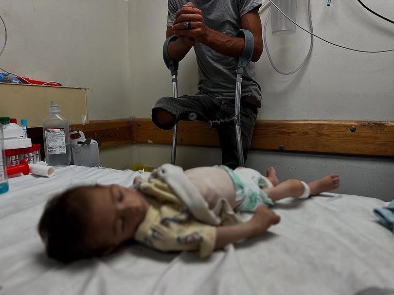 alrougui's tweet image. أجيال يقضى عليها في #غزة 
مشهد ليلة البارحة من المجاعة وعربدة جيش الاحتلال الإسرائيلي .