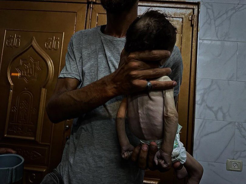 أجيال يقضى عليها في #غزة 
مشهد ليلة البارحة من المجاعة وعربدة جيش الاحتلال الإسرائيلي .
