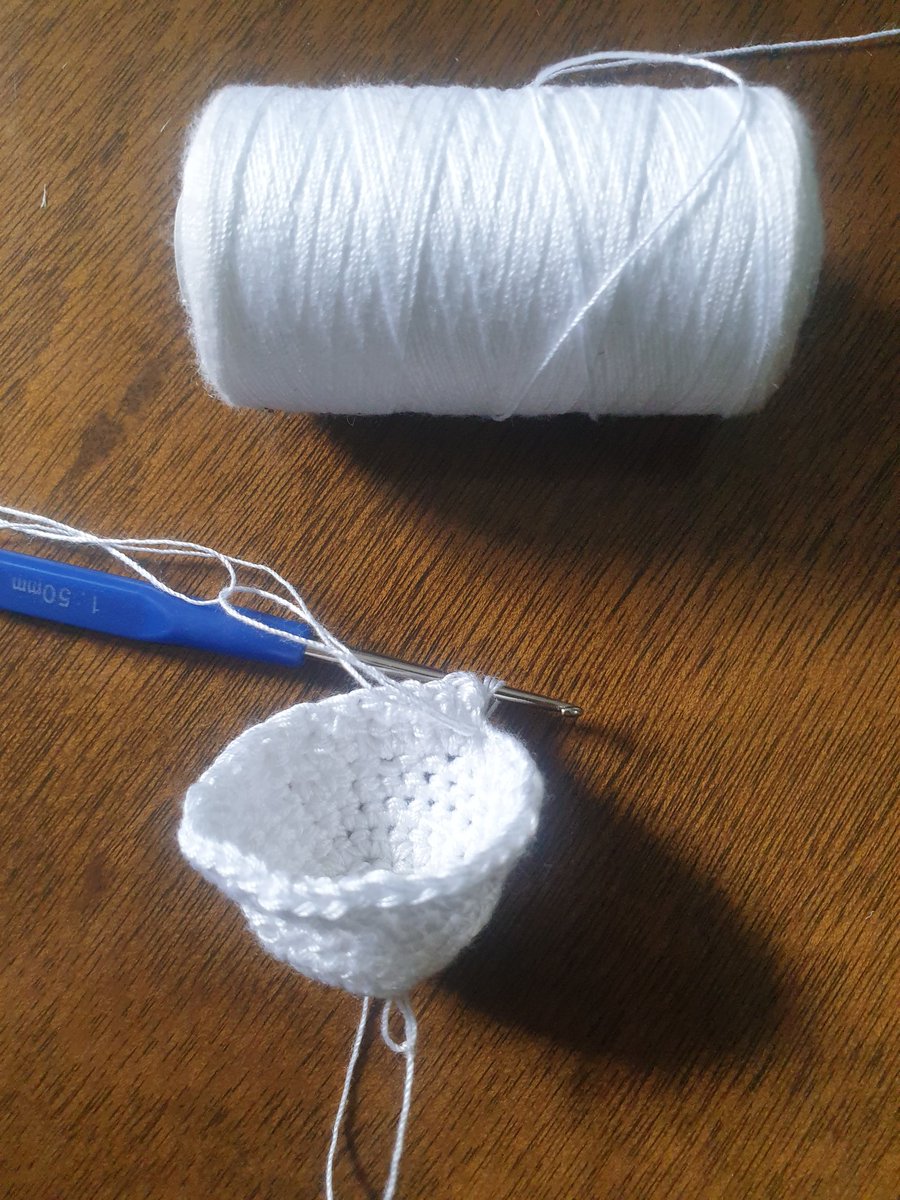 Baldchipps's tweet image. Trying to crochet with sewing thread. Ive been at this for 2 hours 😭