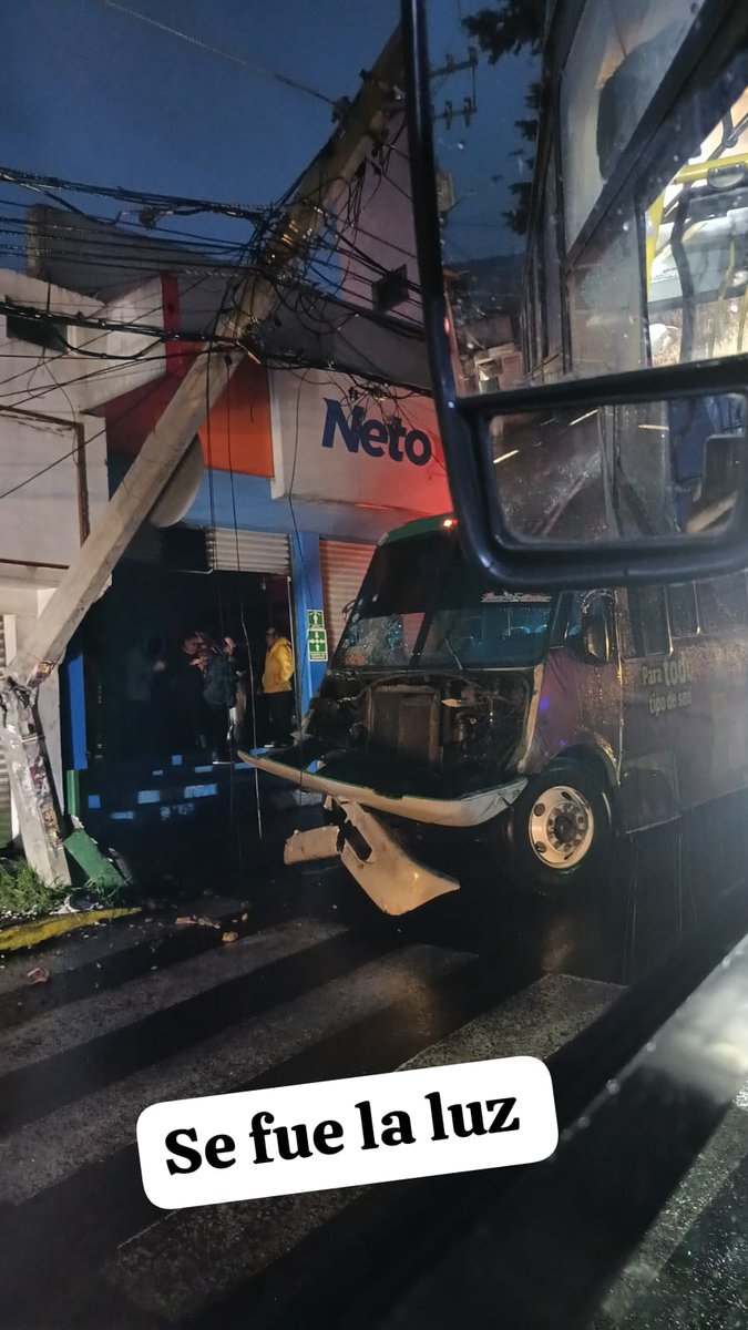 Camión se queda sin frenos y choca frente al  Neto de Topilejo en Tlalpan