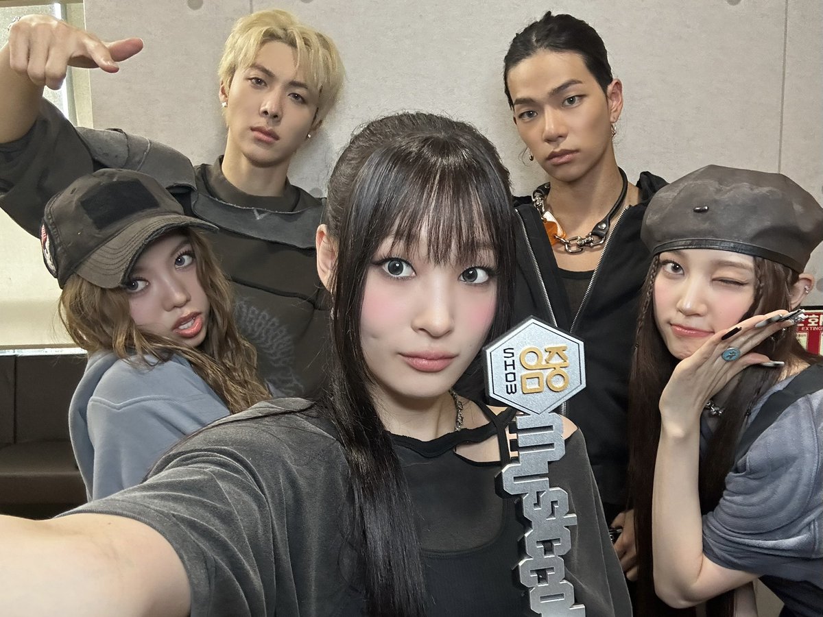 baileysokbrazil's tweet photo. 📷 | Bailey/ALLDAY PROJECT via X:

“MBC Show! Music Core 4️⃣🅴🆅🅴🆁
#ALLDAYPROJECT2ndWin 🏆”

#BAILEY #베일리 #ALLDAYPROJECT #ADP https://t.co/2AfE9cUCBa