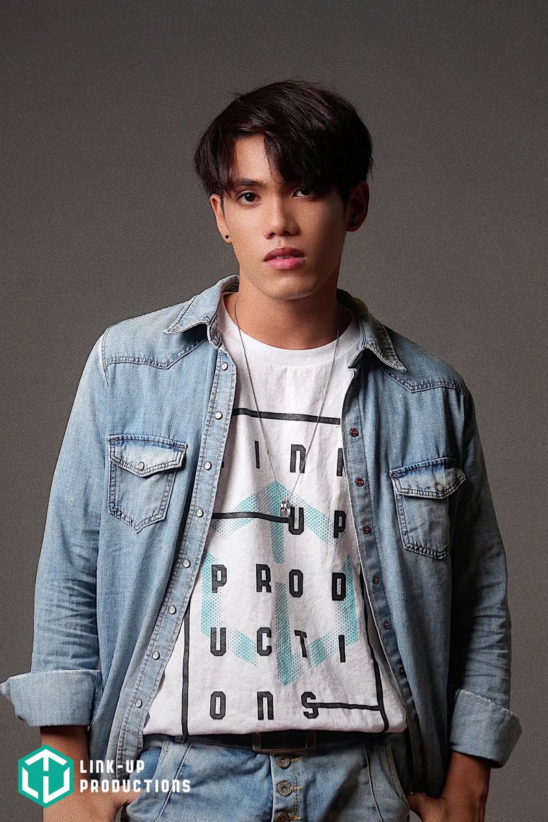 FanGirlingSuson's tweet photo. Di ko gets bakit sinasabi nila na panget si Stell. Tawang tawa pa sila. Eh ampogi naman nia way before pa. Gets ko na hindi sia un standard na poging poging pogi para sa mga mapangmatang Pinoy, pero malakas ang awra niya. Tska siyempre training days mahahaggard ka talaga along the way pero tingnan niu naman, kahit dati pa may itsura sia. Kung nakilala ko ito nun dalaga days ako baka naging fan ako agad.

And sabi nga diba, kung may chance ka to improve yourself, why not!?