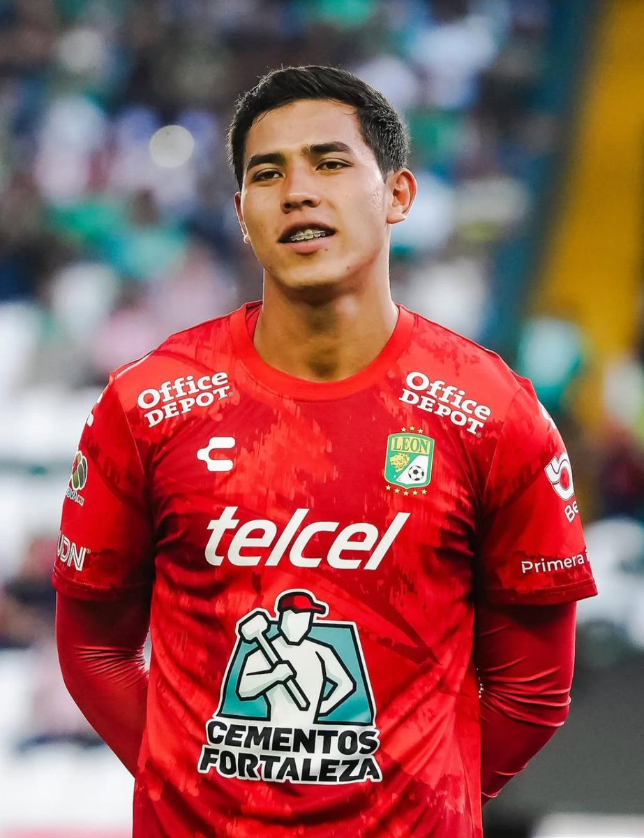 Aunque es pronto para decirlo, el primer click con el 'Gato' García en primera división me deja con buena sensación.

De botepronto, despeja y juega mejor el área que sus dos competidores. Me gustó su manejo con los pies.

Lo mejor, es nacido en #León.