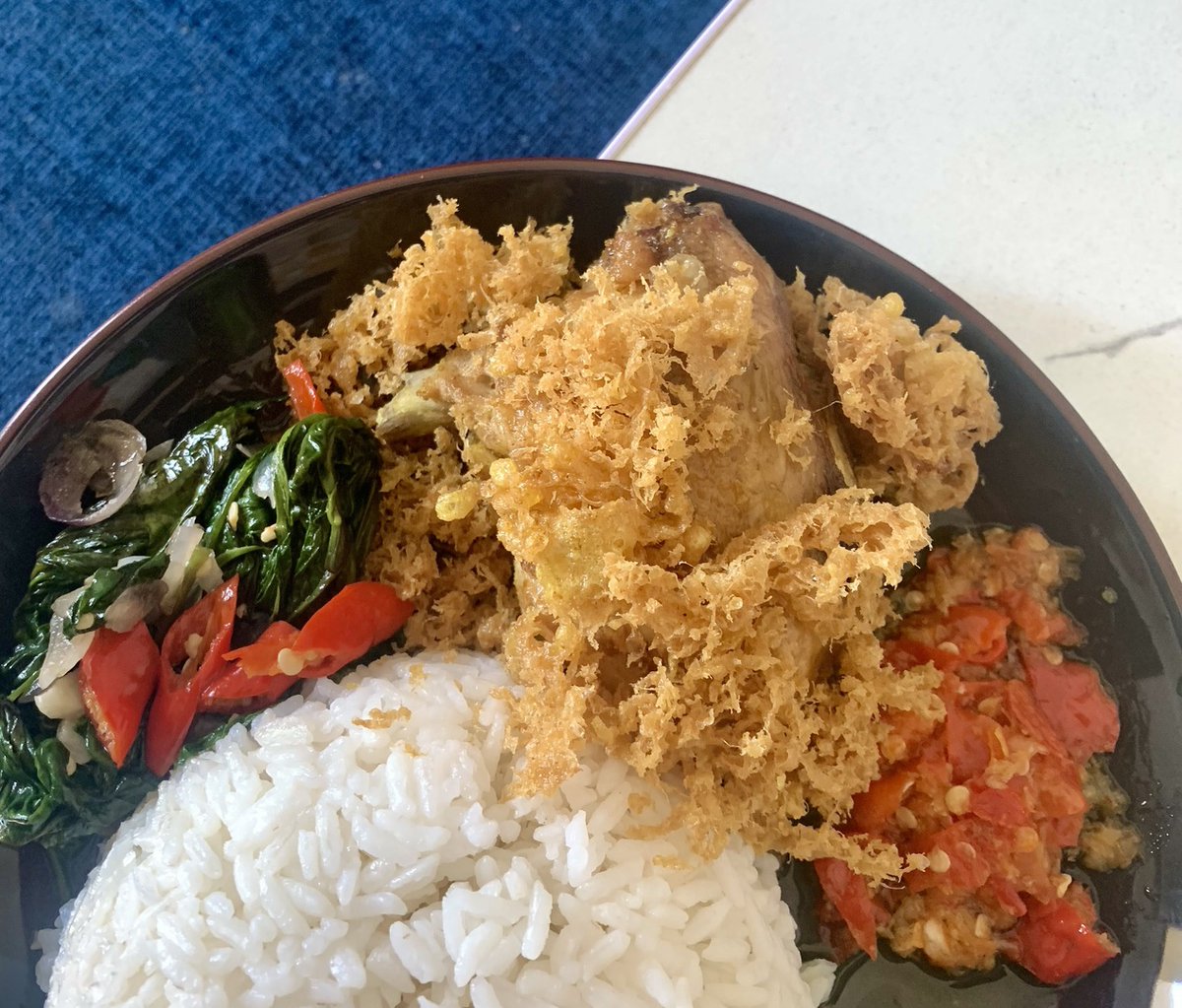 FOOD_FESS's tweet photo. guis akhirnya nemu resep kremesan yg ga berminyakkk😭 pake tepung sagu &amp; tepung beras 
3:1 yaa (1 telur &amp; air 200ml) enakkk bgt akhirnyaaa ga merasa bersalah makan ayam kremes😝 https://t.co/Nru0qSme6B