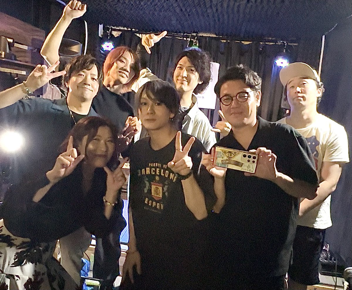 musicaTAKAITOW's tweet photo. 【凄腕ミュージシャンが揃うとこんなにも酔うのか🥹🥹🥹🥹🥹】
昨日は配信はなかったけど
店内激アツかったぜ🔥🔥🔥
おんちゃん、なおきゃんと素晴らしき仲間たちがその場でセッション、マジすごかったべ‼️
また新たな出会いの予感❣️
こんな日また作りたいねぇ https://t.co/YiKlS9ggsS