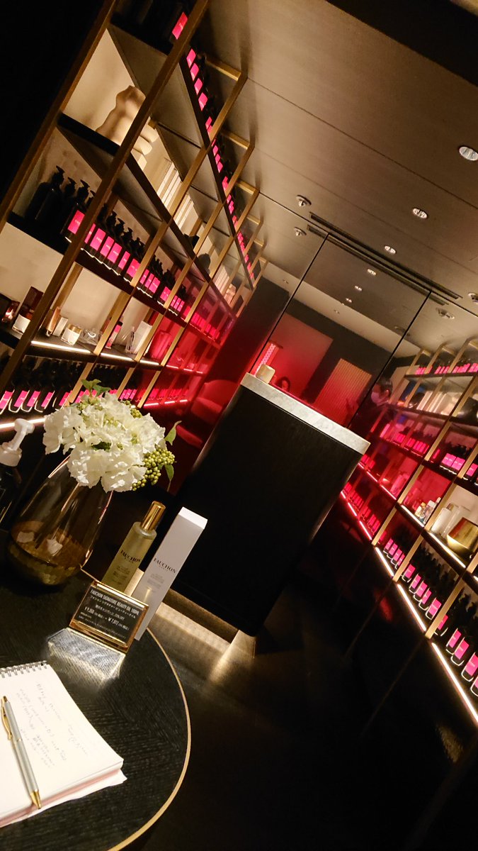 ラグジュアリーホテルの体験取材でフォションホテル京都に行ってきました✨
オシャレでサービスも素晴らしかった…！
外に食事に行ってエビフライを持ち帰ってホテルの冷蔵庫に入れたまま忘れて家に帰ってしまって、オシャレホテルに「忘れ物しました…エビフライ…」と連絡するの恥ずかしかった😆💦