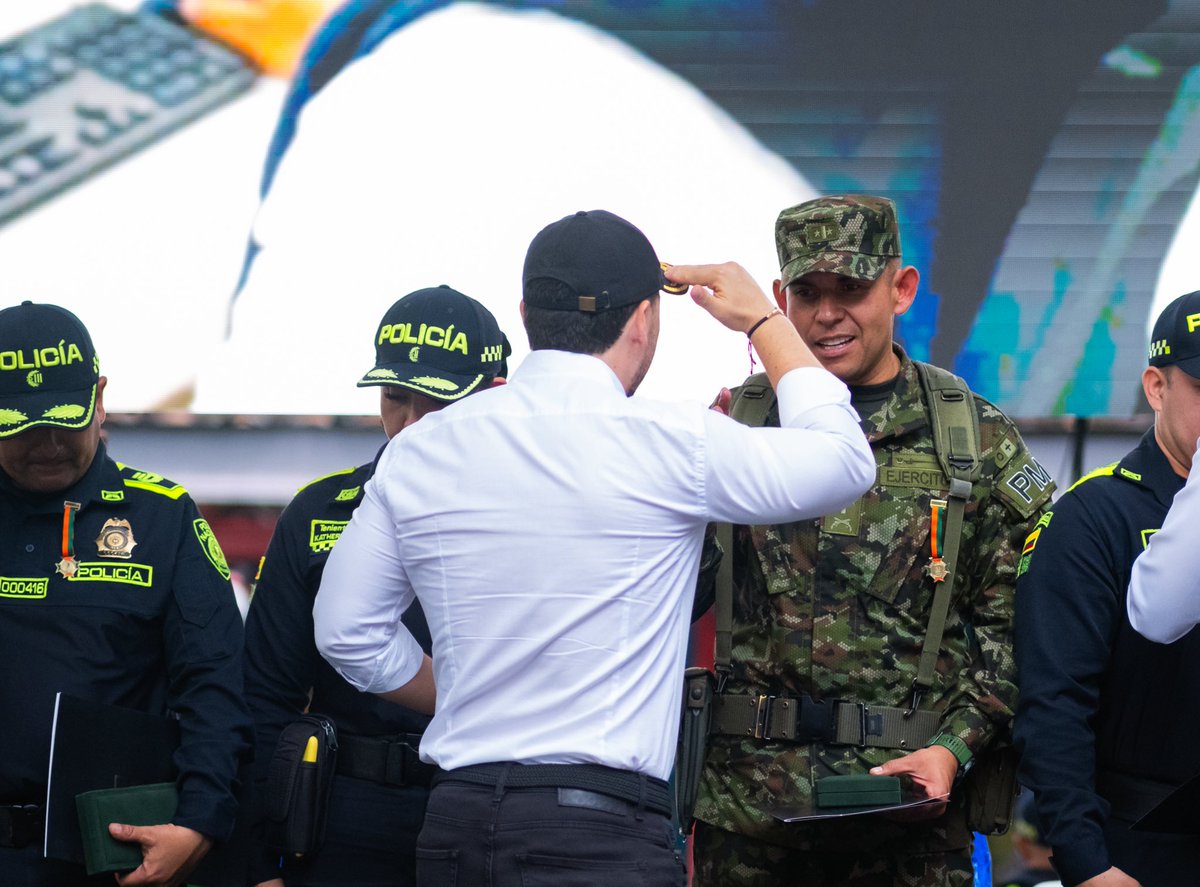 Hoy reconocimos a nuestra Fuerza Pública, los héroes que hacen de Sabaneta, la ciudad más segura de Colombia. Gracias a los hombres y mujeres que entregan su vida por protegernos.🇨🇴