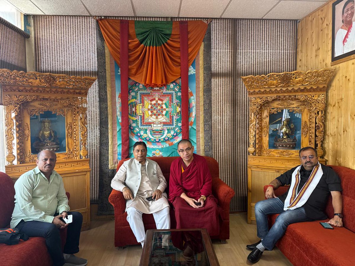 लेह एयरपोर्ट पर गुरुजी कुंदोर रिनपोछे से मुलाकात 
आज लेह एयरपोर्ट पर साबू (लेह-लद्दाख) के गुरुजी कुंदोर रिनपोछे से प्रदेश अध्यक्ष भाजपा जम्मू-कश्मीर श्री सत शर्मा जी और विधायक बहु श्री विक्रम रंधावा जी के साथ सौजन्य भेंट की।