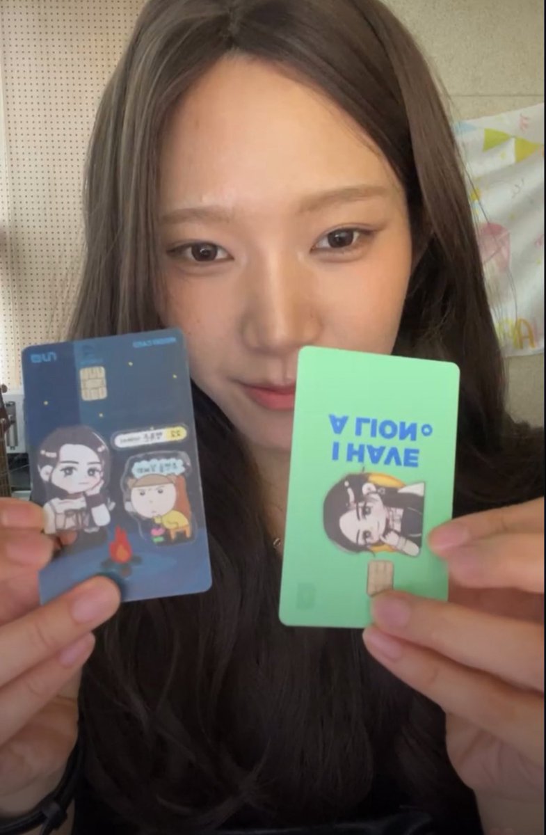 01_O8_'s tweet photo. 생필품 속에 팬들이 만든 굿즈가 속속 숨어있음🥹 https://t.co/7lr1Kyy16I