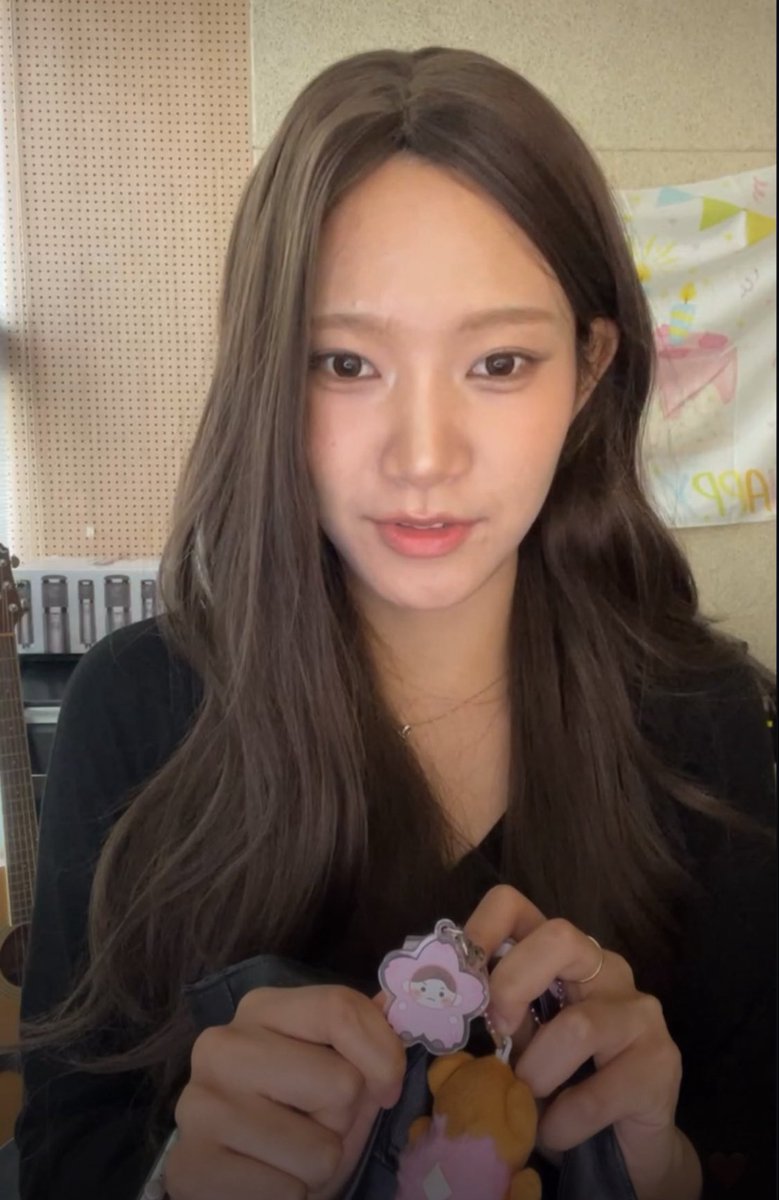 01_O8_'s tweet photo. 생필품 속에 팬들이 만든 굿즈가 속속 숨어있음🥹 https://t.co/7lr1Kyy16I