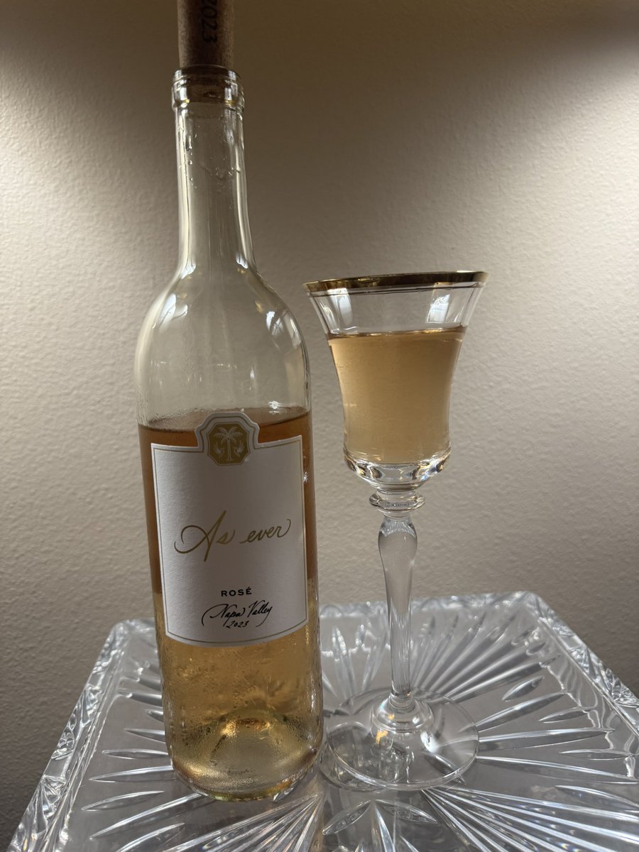 OwensMarian7's tweet photo. #AsEverRosé It’s refine. Smooth. I think it will be great with any meal or on its own. #GoMeghan https://t.co/idWw3y9BQM