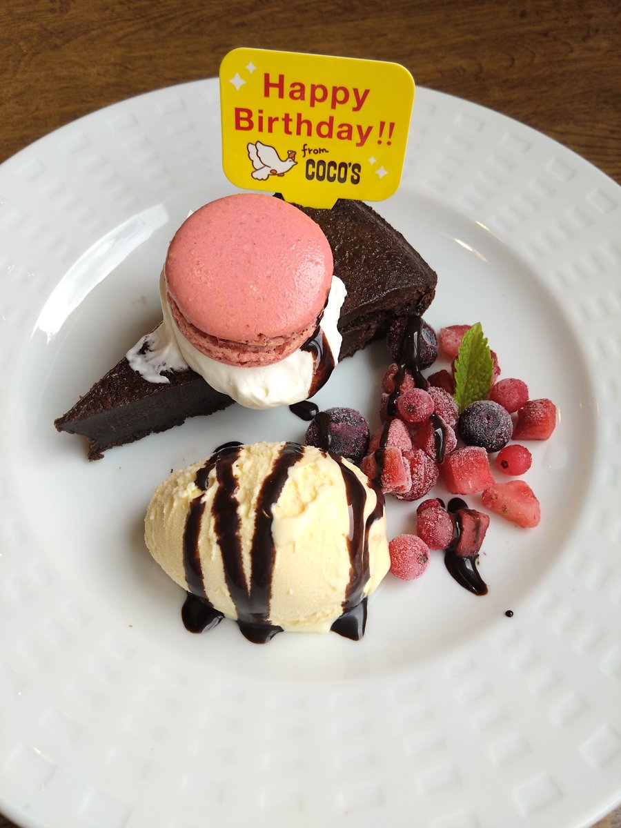 mamew75's tweet image. 今日のランチとデザート♥
#COCOS
◆カットステーキ
◆バースデーデザート

今日はココス🏠️✨
お肉が食べたくてカットステーキ🥩ガーリックソースが良く合い美味しい〜🥰
デザートはクーポンを貰ってたバースデーデザート🎉ガトーショコラ🍫にマカロン、アイス、フローズンベリー🍓美味しかった〜🎵
