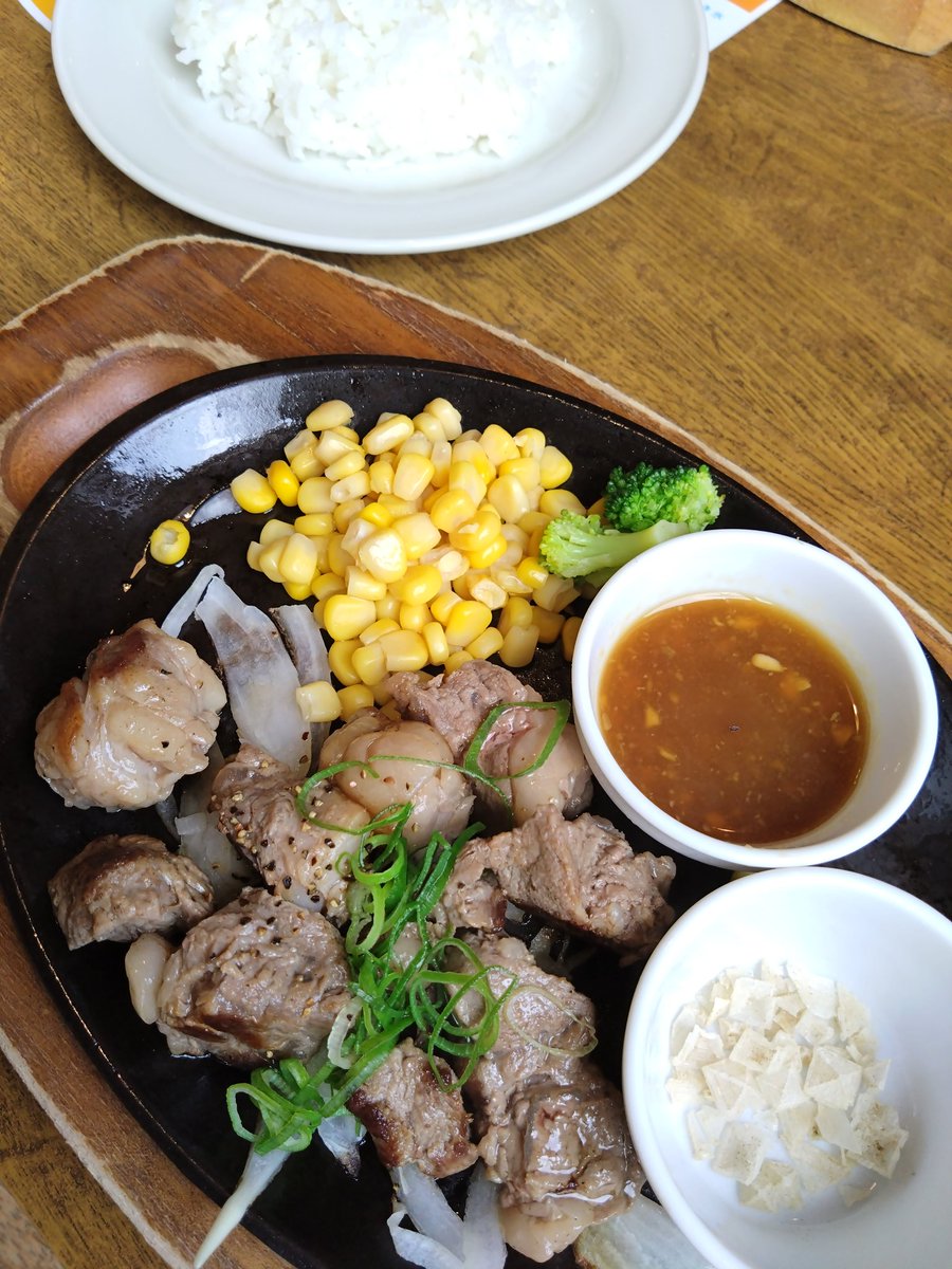 mamew75's tweet image. 今日のランチとデザート♥
#COCOS
◆カットステーキ
◆バースデーデザート

今日はココス🏠️✨
お肉が食べたくてカットステーキ🥩ガーリックソースが良く合い美味しい〜🥰
デザートはクーポンを貰ってたバースデーデザート🎉ガトーショコラ🍫にマカロン、アイス、フローズンベリー🍓美味しかった〜🎵