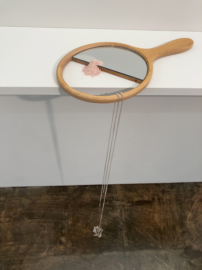 forimalist's tweet image. 白木麻子「Water Mirror」@ギャラリー38。7/27まで。
1979東京生まれ、ベルリンと東京を拠点とするアーティスト。
韓国人の夫を持つアーティスト自身の家族の記憶や、ドイツにおける移民やジェントリフィケーションなどから作家が感じる日常的な思いがモチーフとなっている。
gallery-38.com/current-exhibi…
