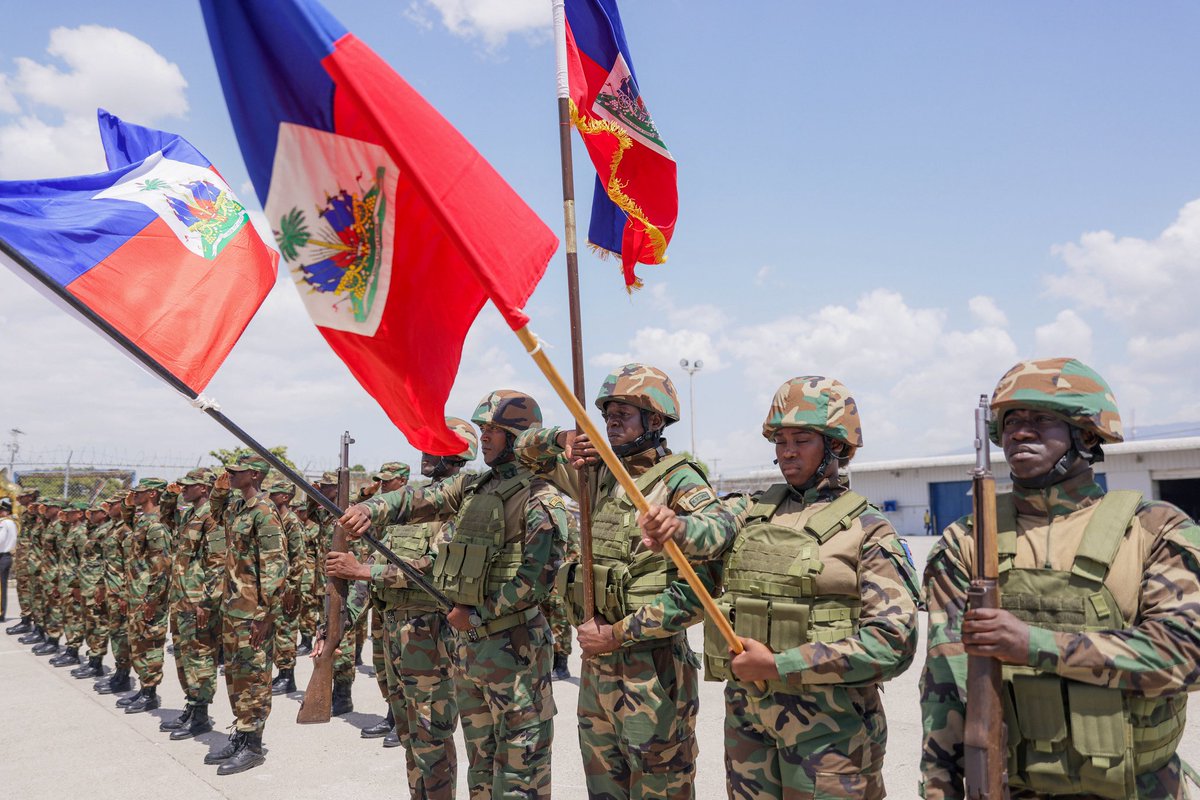La independencia de Colombia vino de Haití, sus generales negros nos dieron armas, barcos, ayudaron a Bolívar y Miranda, sus mujeres negras liberadas, hicieron por primera vez nuestra bandera y la mitad de ella fué la bandera revolucionaria de Haití.

Ahora el ejército de