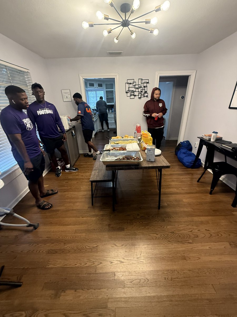 Coach_RobMurphy's tweet image. Great day 2 of fellowship and learning!!! #ProtectTheH @HumbleISD_HHS @FootballHumble @HumbleISD_Ath @HumbleISD