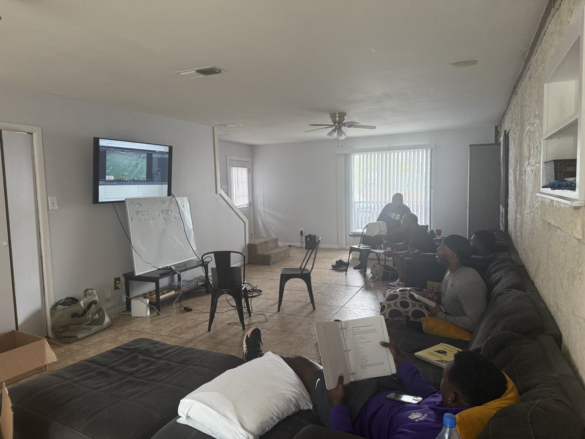 Coach_RobMurphy's tweet image. Great day 2 of fellowship and learning!!! #ProtectTheH @HumbleISD_HHS @FootballHumble @HumbleISD_Ath @HumbleISD