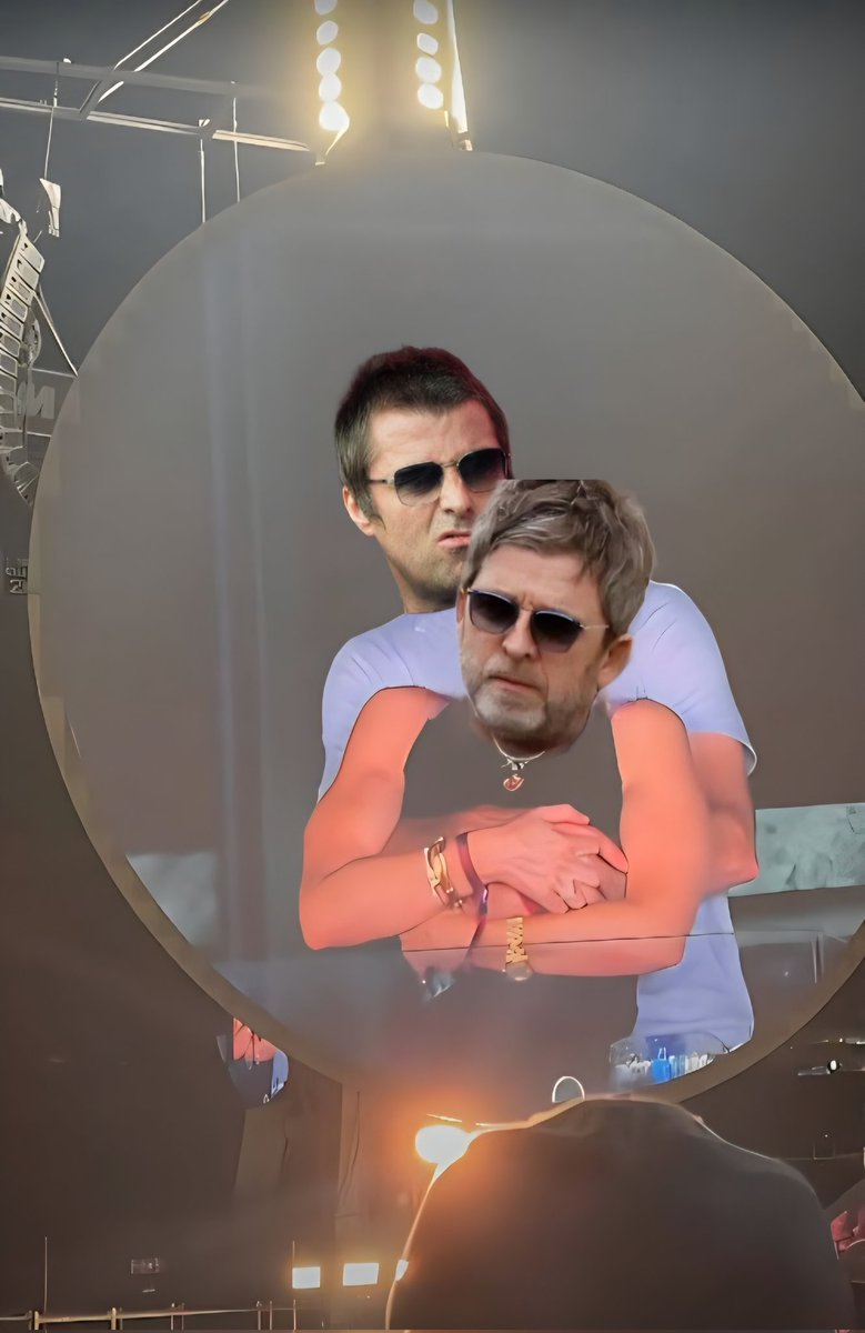 LessMex's tweet image. I should apologize to @coldplay for this, but not @oasis as we know they're the Nickelback of Britpop. #kisscam