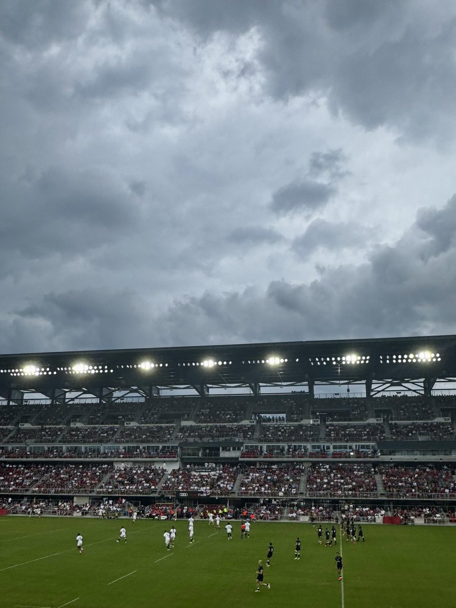 NateSibley's tweet image. Great to be at @USARugby v. @EnglandRugby this evening in Washington, DC 🏉
USA dramatically salvaged its honor with a last second try—final score 40-5
…Not sure rugby is the best sport to play in subtropical thunderstorms, amazed by the endurance/athleticism of these big lads