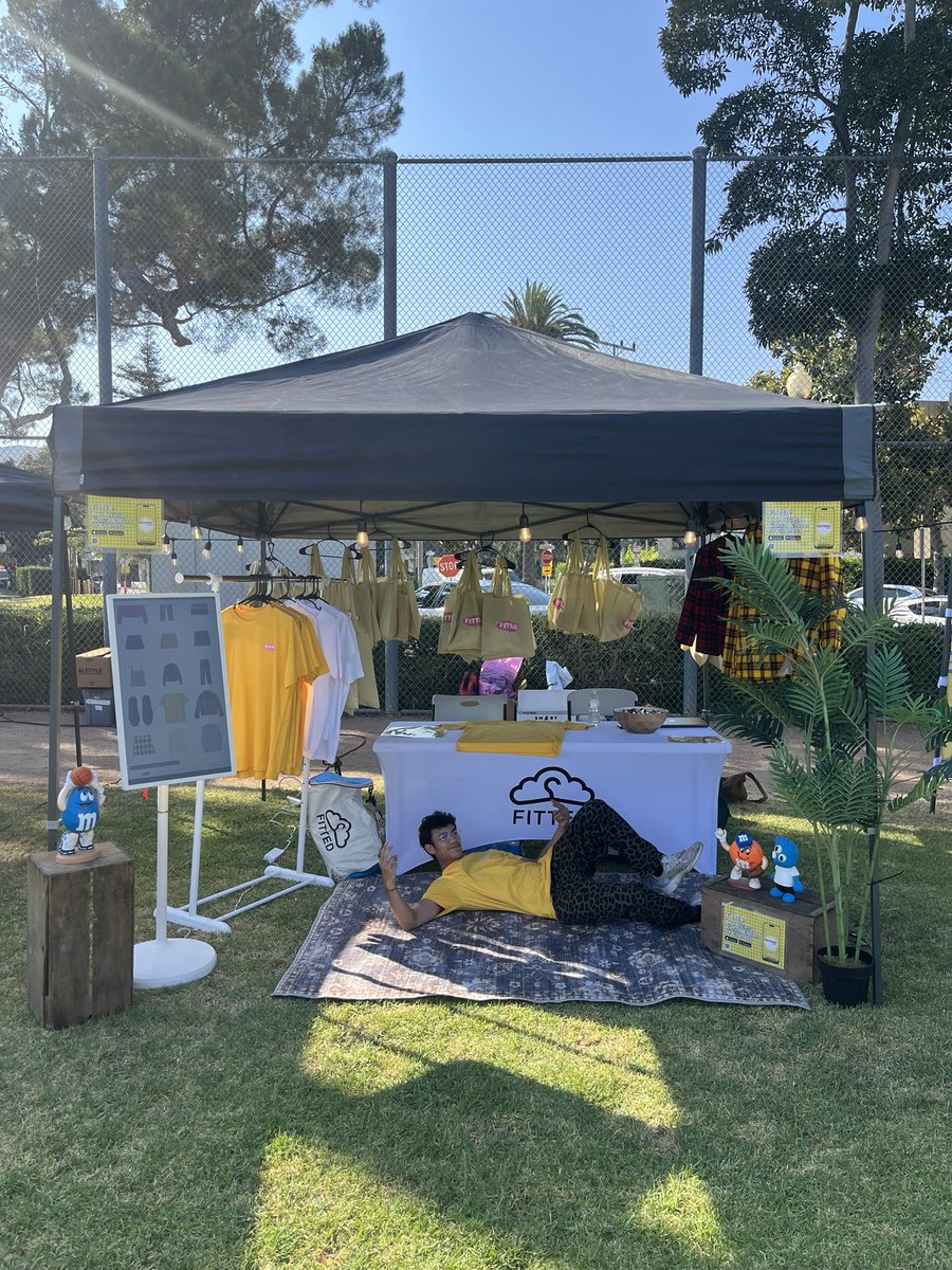 squashbot's tweet image. Our @clueless event went swimmingly. Met hundreds of people who have been dreaming about @fittedcloset for the past 30 years. 

The mayor of Beverly Hills was hanging out at the booth and was incredibly supportive. 

So great to meet people who truly love and support what we’re…