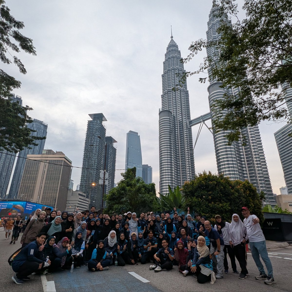 hizwani's tweet photo. Kuala Lumpur Car Free Sunday setiap minggu acara percuma boleh jalan, basikal, lari dll sekeliling bandaraya KL tanpa trafik
Boleh Google utk details
Hari ini kami #klcf dgn graduate associates Iltizam PDP 2025 by #ekuinas
Iklan pengambilan intake 2026 akan keluar Ogos nanti https://t.co/VzhrjBrrEU