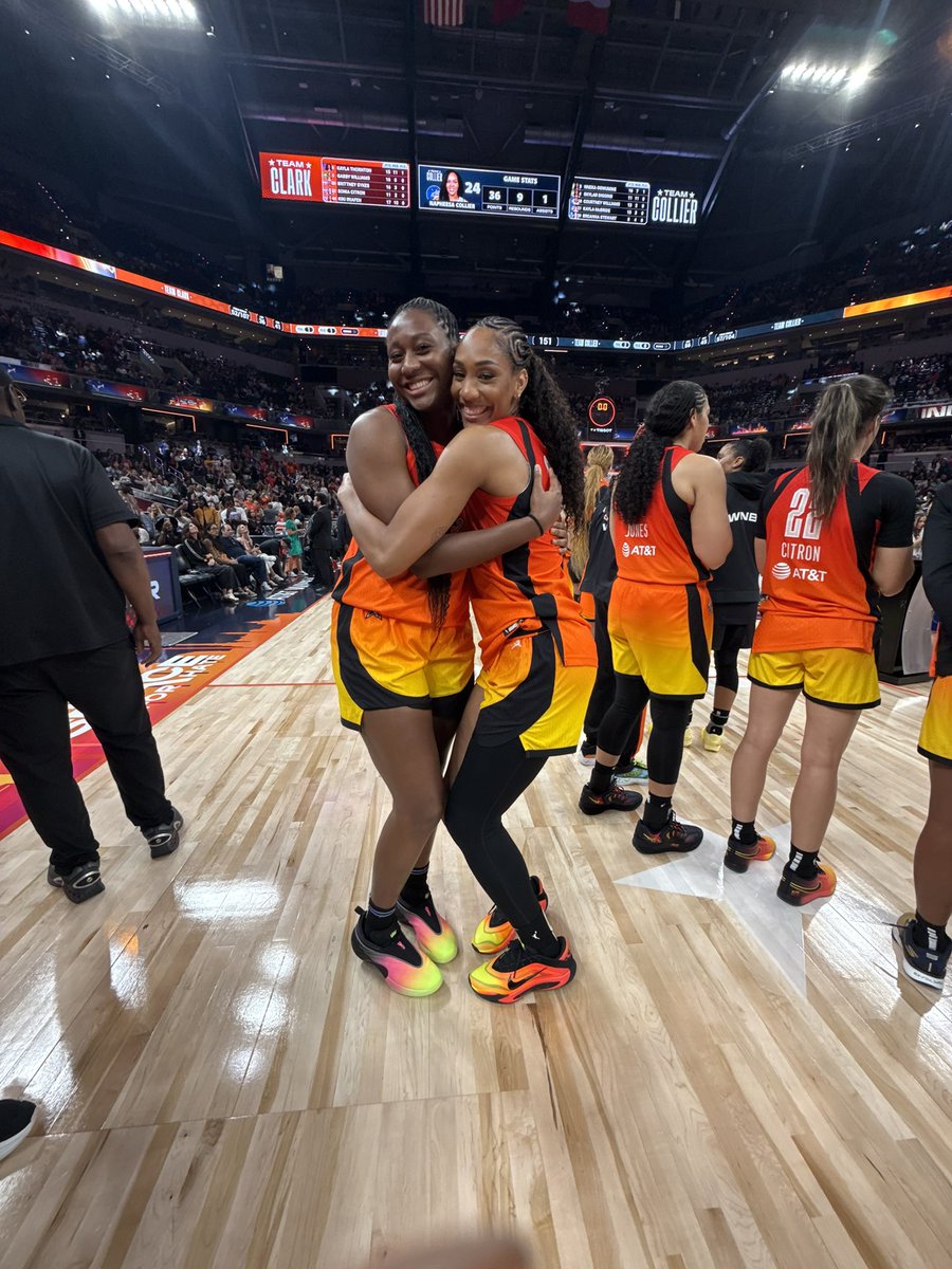 dawnstaley's tweet image. THEM @GamecockWBB! THEM @WNBA All-Stars! @Graytness_15 @aa_boston @_ajawilson22 Family over Everybody!