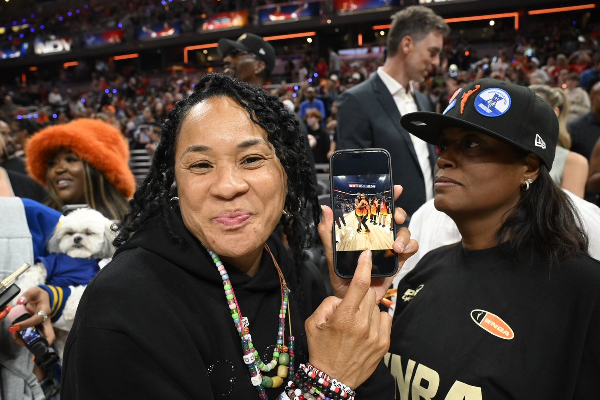 dawnstaley's tweet image. THEM @GamecockWBB! THEM @WNBA All-Stars! @Graytness_15 @aa_boston @_ajawilson22 Family over Everybody!