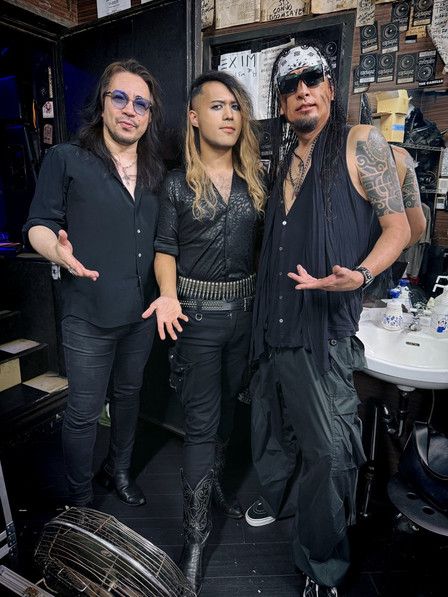 KellySIMONZ(ケリーサイモン)【公式】 (@kellysimonz) on Twitter photo The冠のギタリスト以外にも様々なサポートをこなすK-A-Zは1970年生まれの同志🎸✨
昨日のサウンドも素晴らしく見た目はもちろんギターも個性的で凄かった!若手の <a href="/JiensOFFICIAL/">Jien Takahashi</a> も加えてイカツイヘヴィメタルギタリストトリオで🎸🔥 The冠のギタリスト以外にも様々なサポートをこなすK-A-Zは1970年生まれの同志🎸✨
昨日のサウンドも素晴らしく見た目はもちろんギターも個性的で凄かった!若手の <a href="/JiensOFFICIAL/">Jien Takahashi</a> も加えてイカツイヘヴィメタルギタリストトリオで🎸🔥