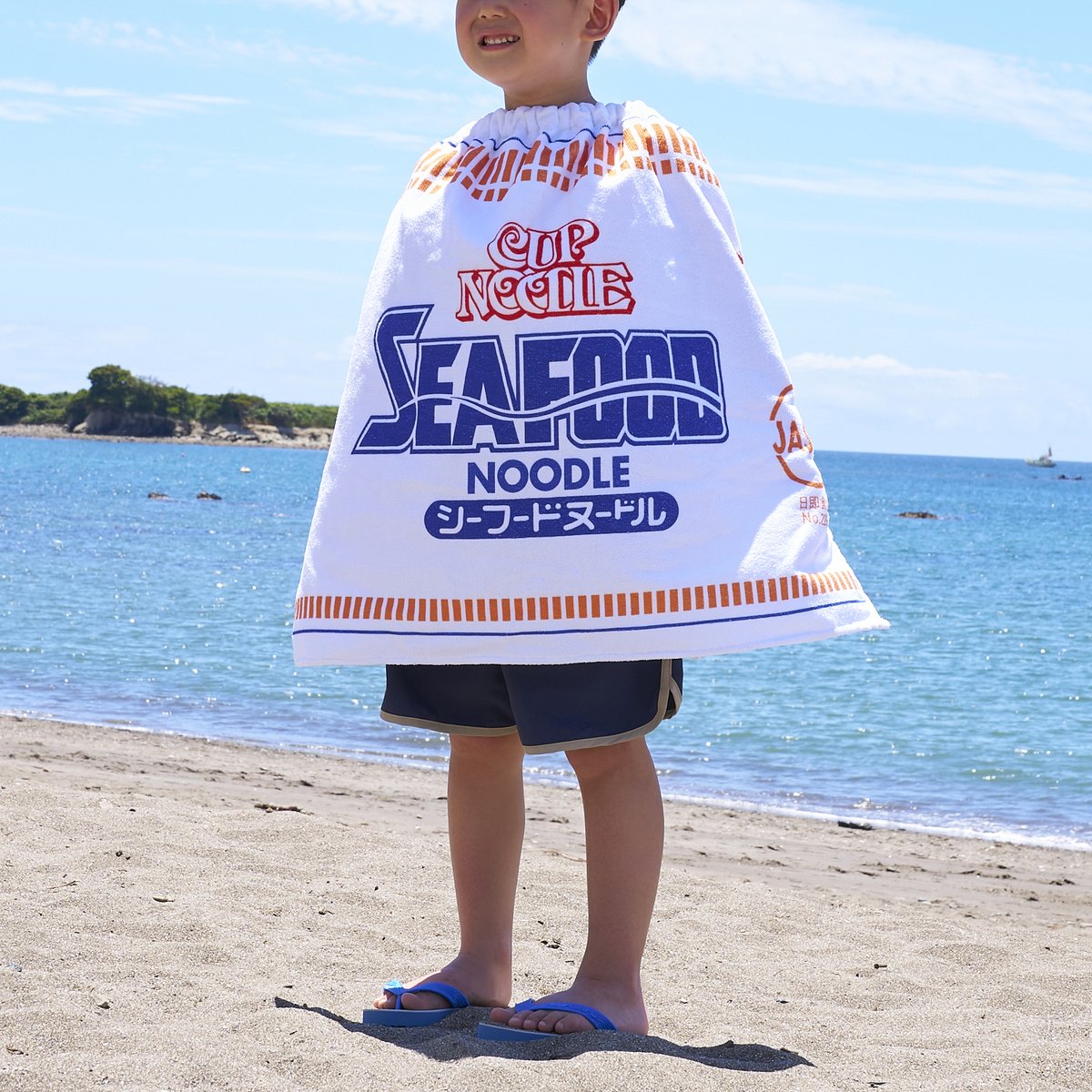 cupnoodle_jp's tweet image. ビーチでシーフードヌードルになれるタオル作りました。
#夏こそうまいよシーフード