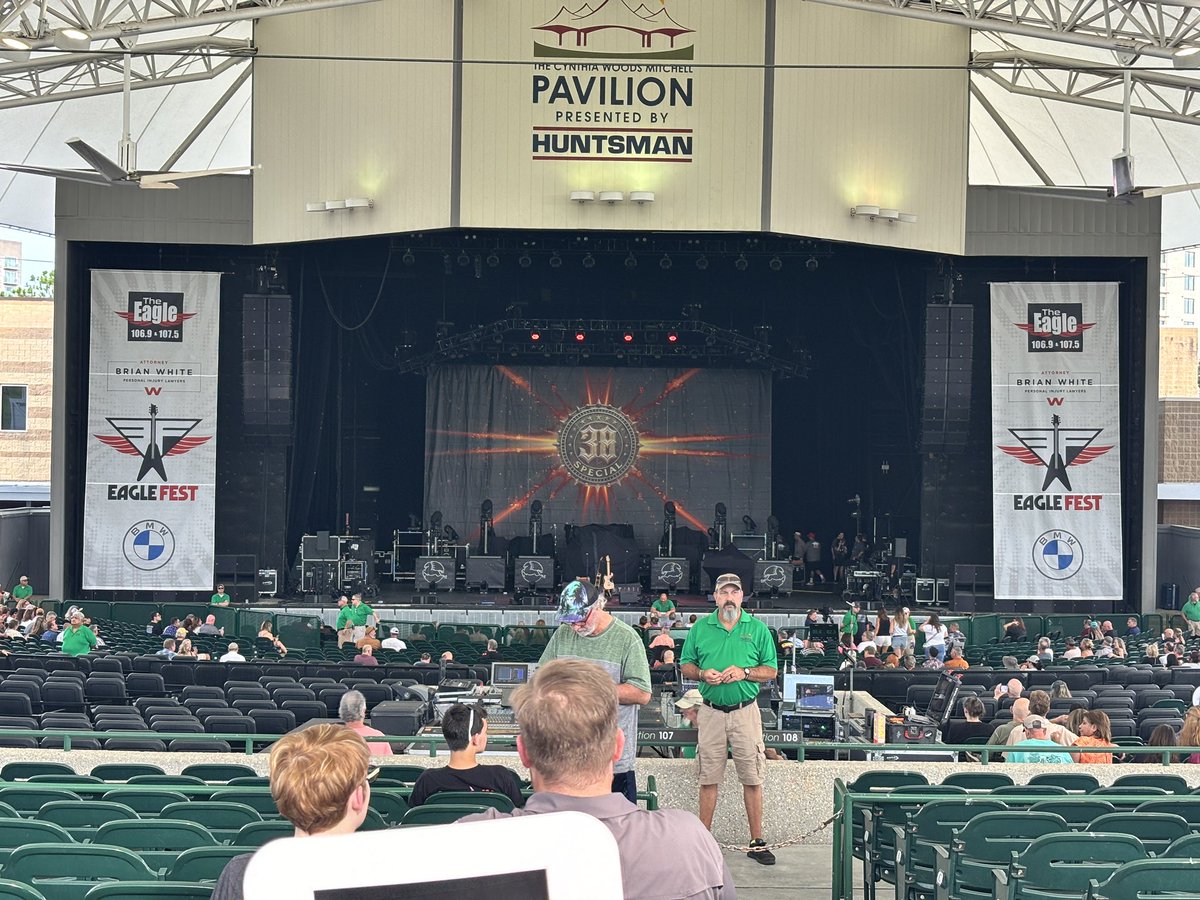 JStovall3's tweet image. Bucket list concert ✅ 38 Special and Kansas!