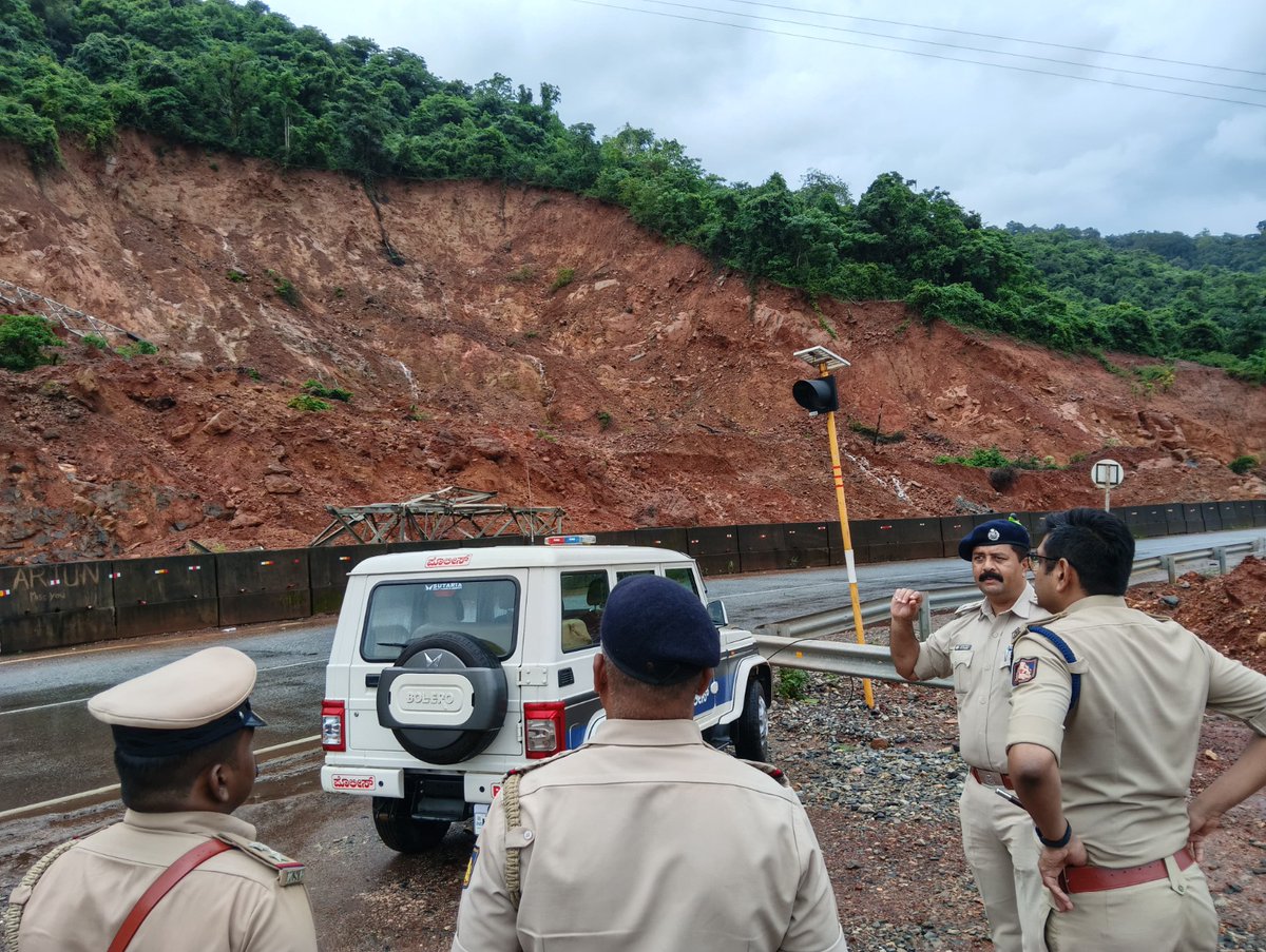 spkarwar's tweet photo. #ಉತ್ತರಕನ್ನಡ ಜಿಲ್ಲೆಯ #ಅಂಕೋಲಾ #ಪೊಲೀಸ್ ಠಾಣಾ ವ್ಯಾಪ್ತಿಯ #ಶಿರೂರು ಗುಡ್ಡ ಕುಸಿತವಾದ ಸ್ಥಳಕ್ಕೆ ಭೇಟಿ ನೀಡಿ, ಪರಿಶೀಲಿಸಿ, ಹಾಜರಿದ್ದ ಪೊಲೀಸ್ ಅಧಿಕಾರಿಗಳಿಂದ ಮಾಹಿತಿ ಪಡೆದುಕೊಂಡೆನು.@CMofKarnataka @DrGParameshwara @MankalSVaidya @kageri250 @DgpKarnataka @Rangepol_WR @KarnatakaCops #shiroor #ankola #uttarakannadadistrictpolice #Police