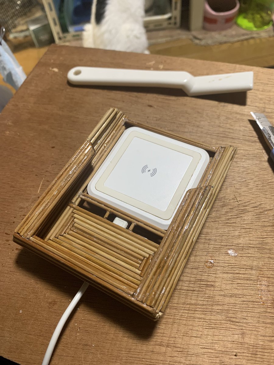 Sorano_Mame's tweet image. #ハードオフ で #Qi充電器 を購入。何と110円！
私の #iPhoneXR は残念ながら #MagSafe 対応ではありません。
なので思いつきですがワイヤレス充電スマホルダーを作りました！👏
たいへんな思いで作った作品を、嫁さんは…
「えー気持ちはわかるけど夏休みの宿題みたいでダメー👎」
との事。
わはは…