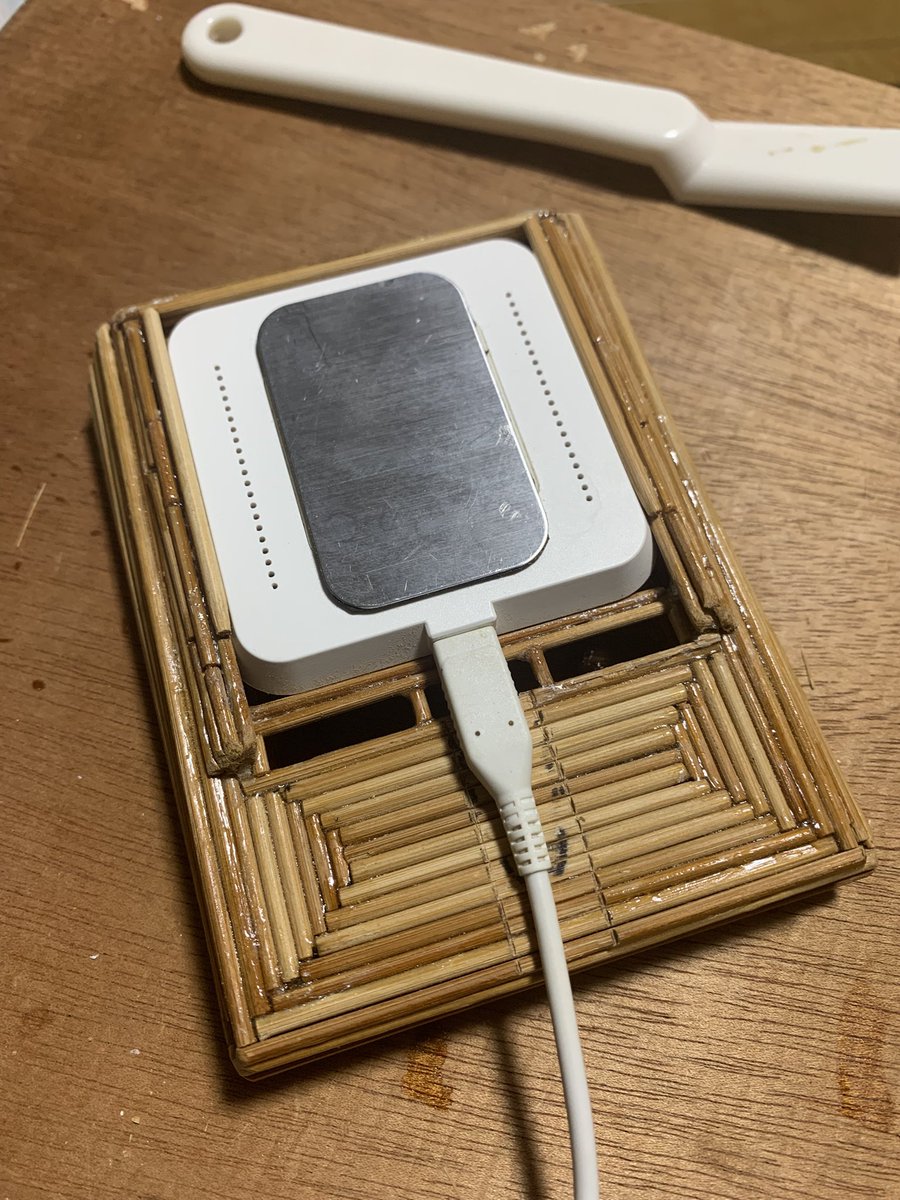 Sorano_Mame's tweet image. #ハードオフ で #Qi充電器 を購入。何と110円！
私の #iPhoneXR は残念ながら #MagSafe 対応ではありません。
なので思いつきですがワイヤレス充電スマホルダーを作りました！👏
たいへんな思いで作った作品を、嫁さんは…
「えー気持ちはわかるけど夏休みの宿題みたいでダメー👎」
との事。
わはは…