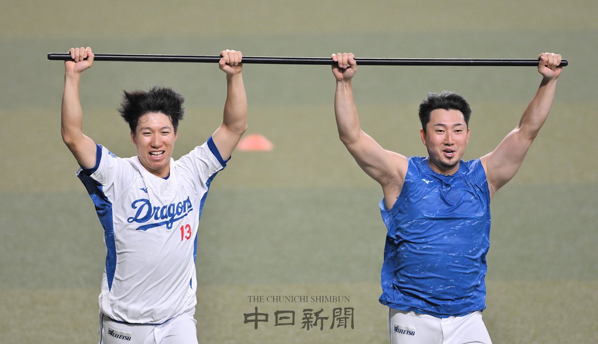 chunichiphoto's tweet image. 【ドラゴンズ】棒を持って走る橋本投手と藤嶋投手 #橋本侑樹 #藤嶋健人 #中日新聞 #中日スポーツ