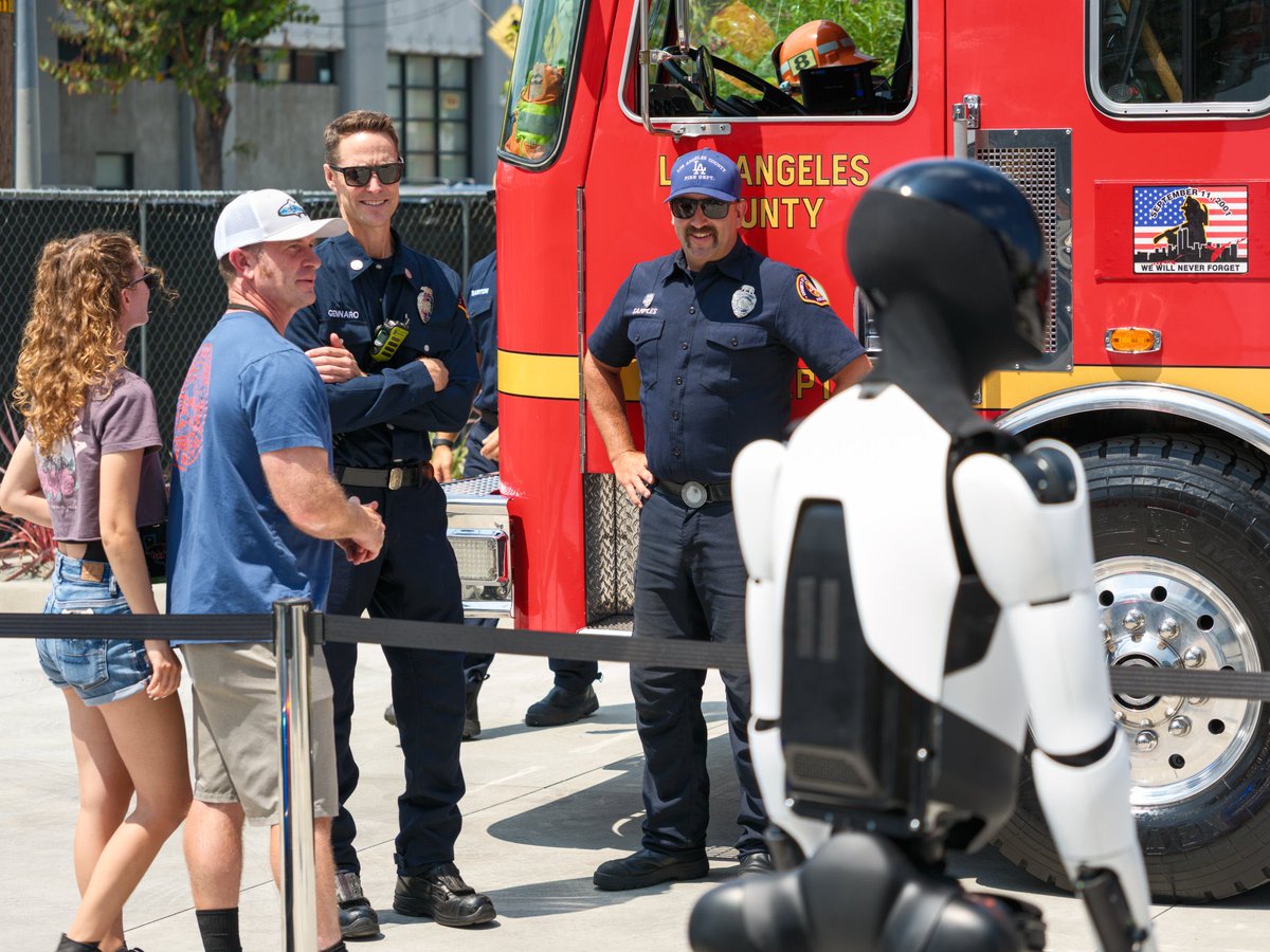 YunTaTsai1's tweet image. Can’t stop wondering one day Optimus might work side by side with the first responders to save human lives too.