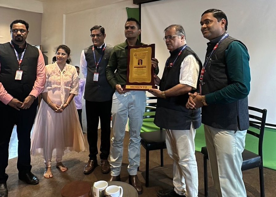 swankhede_IRS's tweet image. Honoured to speak with students as a guest speaker at Balkan Ji Bari School and SST College, Ulhasnagar, on UPSC/MPSC preparation and Drug Awareness. Also met recovering individuals with Sober Life Foundation. A meaningful move to inspire responsible and future-focused youth. 🇮🇳