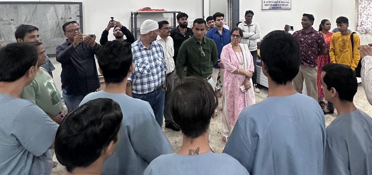 swankhede_IRS's tweet image. Honoured to speak with students as a guest speaker at Balkan Ji Bari School and SST College, Ulhasnagar, on UPSC/MPSC preparation and Drug Awareness. Also met recovering individuals with Sober Life Foundation. A meaningful move to inspire responsible and future-focused youth. 🇮🇳