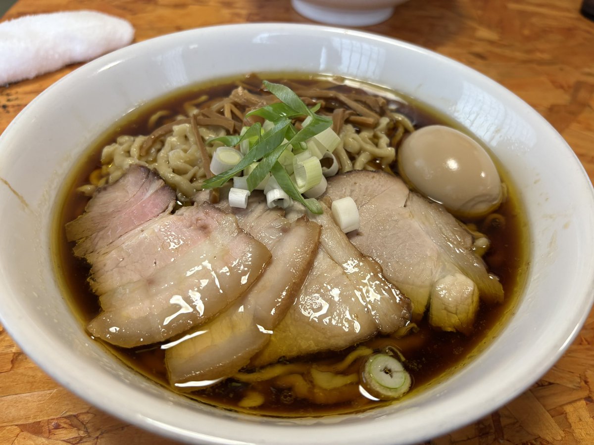 六行さんにて
六行中華そば  特製 特盛
麺武者ラーメンも好きだけど こちらも美味しすぎますよね
次は六行めしを絶対たのもう