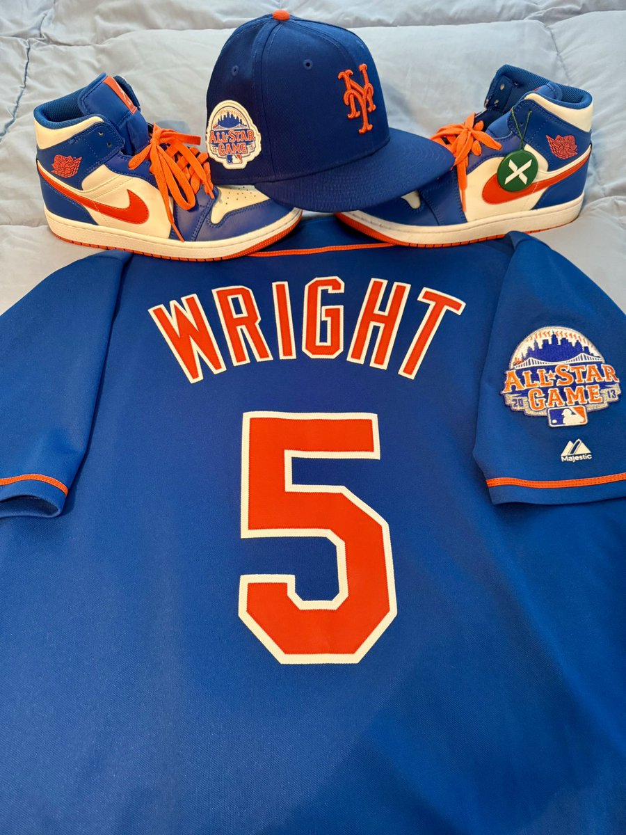SpecialKLevy's tweet image. Congrats to David Wright! What an amazing day and career. Well deserved! Thanks for all the memories you’ve given all of us fans.
P.S. I didn’t get hacked. I actually own a few other all time great @Mets jerseys other than my obvious number 1 @20Hojo 🤣🤣. #LGM⚾️