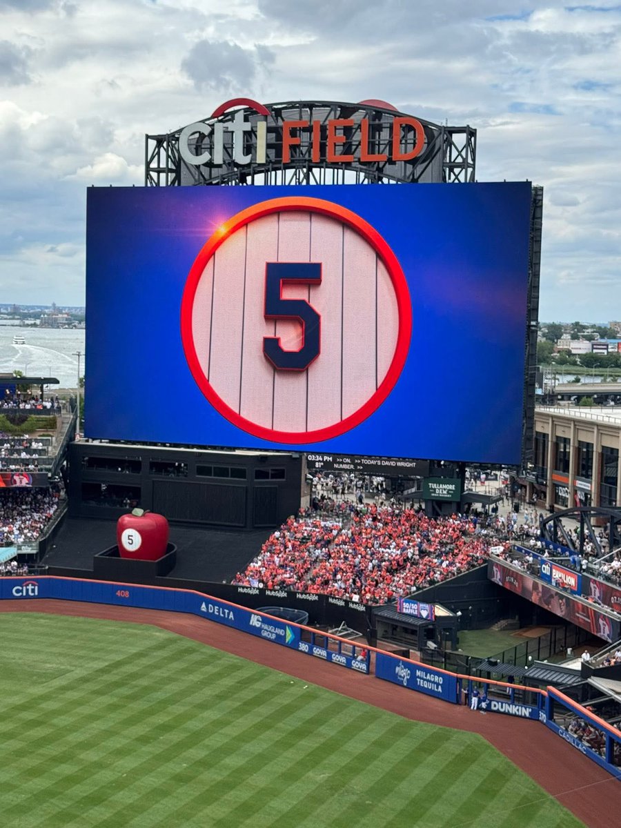 SpecialKLevy's tweet image. Congrats to David Wright! What an amazing day and career. Well deserved! Thanks for all the memories you’ve given all of us fans.
P.S. I didn’t get hacked. I actually own a few other all time great @Mets jerseys other than my obvious number 1 @20Hojo 🤣🤣. #LGM⚾️