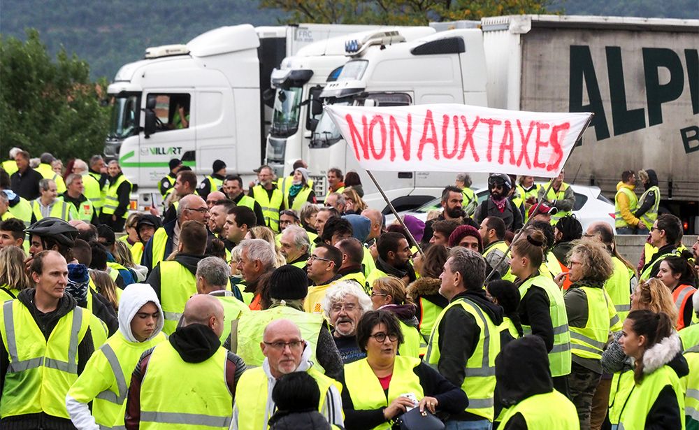 lebrac21's tweet image. Avant d’avoir été détourné par la piteuse extrême gauche, le mouvement des Gilets Jaunes était à l'origine une révolte des Nicolas qui en ont marre de payer. Il suffit de regarder les images des cortèges de l’époque pour constater les nombreux slogans et pancartes anti-taxes.