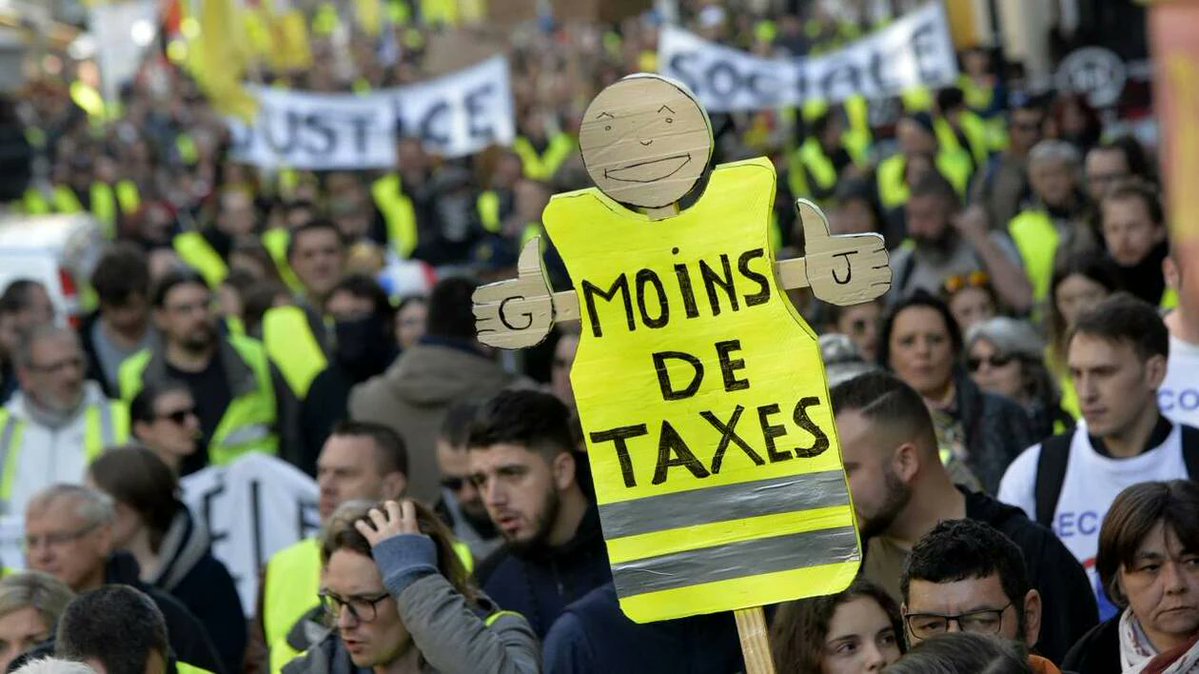 lebrac21's tweet image. Avant d’avoir été détourné par la piteuse extrême gauche, le mouvement des Gilets Jaunes était à l'origine une révolte des Nicolas qui en ont marre de payer. Il suffit de regarder les images des cortèges de l’époque pour constater les nombreux slogans et pancartes anti-taxes.