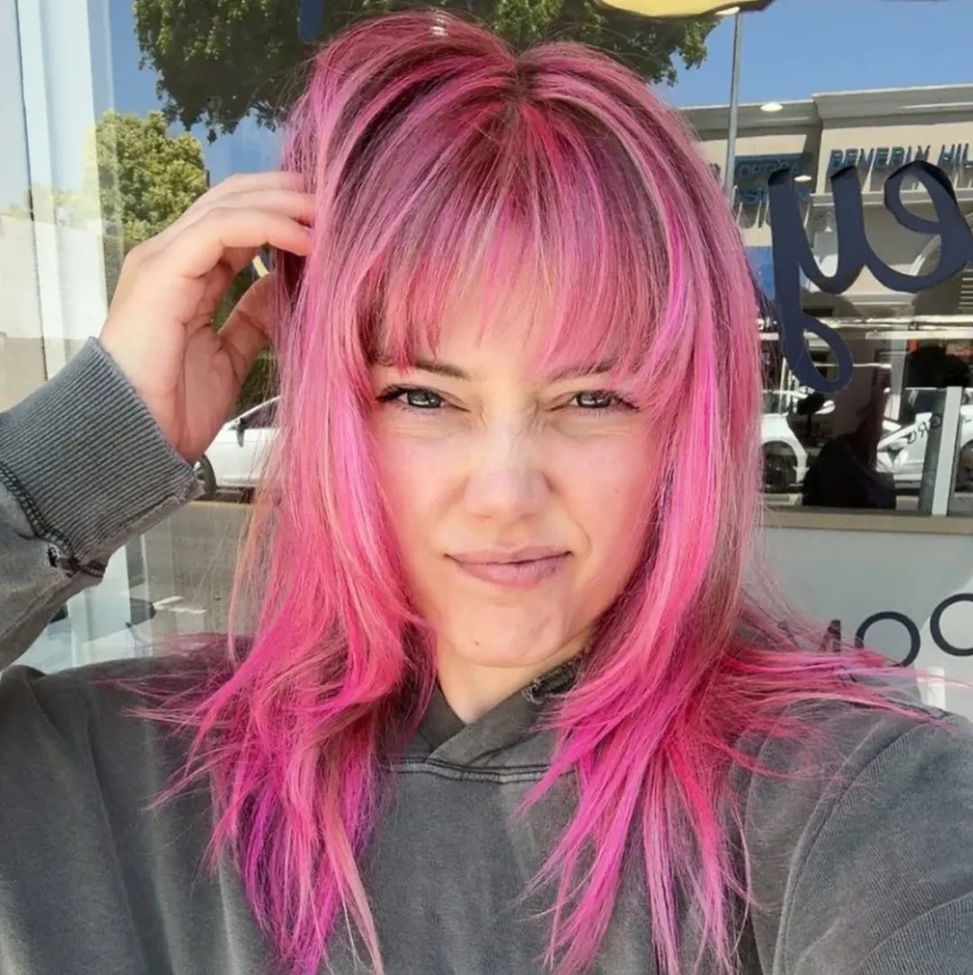 avaluvsgrace's tweet photo. HER HAIR IS SO PRETTY WHAT?!💗🤍 https://t.co/cg9xDAE0bJ